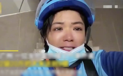 Nhận đơn giao hàng 63k cho 2 bao gạo, nữ shipper bật khóc giữa đường khi chứng kiến những gì mình thật sự phải làm