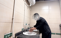 Bị đuổi việc vì đi vệ sinh 4 tiếng trong giờ làm, người đàn ông đâm đơn kiện công ty, đòi bồi thường 1,2 tỷ đồng