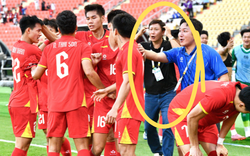 90 phút "căng như dây đàn" của HLV Kim Sang-sik rồi vỡ oà hạnh phúc, ăn mừng 3s đã vội nhắc cầu thủ 1 điều