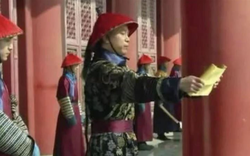 Cú lừa của phim ảnh: Thái giám phần lớn mù chữ nhưng luôn là người đọc chiếu chỉ