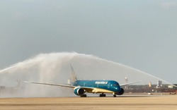 Thời khắc lịch sử: Siêu máy bay hạ cánh thành công, chính thức 'xông đất' sân bay 16 tỷ USD của Việt Nam