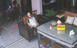 Khung cảnh nam sinh ngồi thất thần giữa phòng khách lúc 23h đêm gây tranh cãi kịch liệt