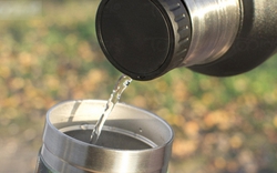 Người đàn ông tử vong vì ngộ độc chì, viêm phổi do uống 1 loại nước trong cốc giữ nhiệt: 7 loại nước hóa thuốc độc, đừng đựng vào đó