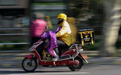 Lời kêu cứu từ các bác sĩ, sáng mặc áo blouse, tối làm shipper: "Nếu không tìm cách kiếm thêm, chúng tôi không có gì để ăn"