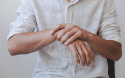 Tê tay tưởng là chuyện nhỏ nhưng lại là dấu hiệu của bệnh khó chữa