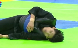 VĐV Việt Nam bị đối thủ Malayisa đánh vào cổ, đổ gục trên sàn Pencak Silat tại SEA Games phải đưa đi cấp cứu gấp