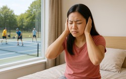 Tiếng 'póc póc' từ sân pickleball: Bác sĩ cảnh báo nguy cơ suy kiệt sức khỏe