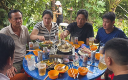 Nhìn mâm giỗ chị chồng đặt, tôi nói một câu với chồng, liền bị chị gọi điện mắng nhiếc "đồ keo kiệt"