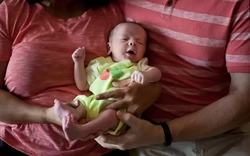 Tỷ phú Trung Quốc thuê đẻ 100 người con ở Mỹ