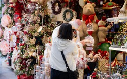 25.000 - 30.000 đồng/người: Trả tiền để được “sống ảo” ở phố Hàng Mã dịp Giáng sinh