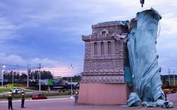 Tượng 'Nữ thần Tự do' sụp đổ trong cơn bão dữ dội