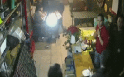 Camera vụ 2 anh em ruột truy sát nhóm người trong quán nhậu lúc 4 giờ sáng