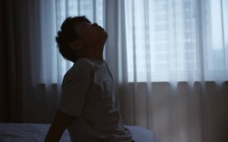 Không muốn nuôi dạy một đứa trẻ yếu đuối, tự ti, cha mẹ cần HẠN CHẾ làm 3 điều này