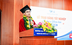 Bài phát biểu "thủ khoa cũng từng rớt môn" làm hội trường bật cười