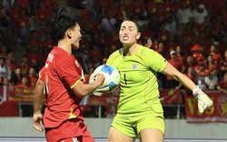 Xô xát: Thủ môn Philippines lao vào đẩy cầu thủ Việt Nam, trận chung kết SEA Games "căng như dây đàn"