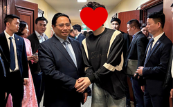 Nam ca sĩ được Thủ tướng Phạm Minh Chính bắt tay chúc mừng, một chi tiết gây sốt