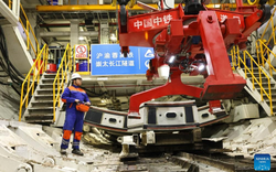 “Chuột sắt khổng lồ” Trung Quốc dài 148 mét, nặng 4.000 tấn, lập kỷ lục bấm nút là đào 10.000m không nghỉ