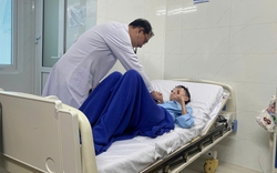 Căn bệnh khiến da khô cứng đến tắc ruột hiếm gặp ở cô gái trẻ