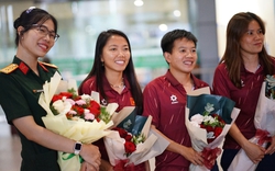 Bỏ lại "nỗi đau" trọng tài, ĐT nữ Việt Nam ngẩng cao đầu về nước trong yêu vòng tay yêu thương của người hâm mộ