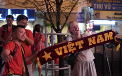 Ra mà xem khách Tây làm gì giữa lúc Việt Nam vô địch!