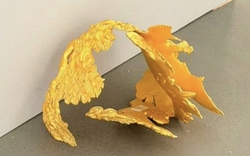 Bé trai vô tình làm hỏng chiếc vương miện trị giá 8,4 tỷ đồng