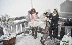 Cảnh tượng tuyết phủ trắng nóc nhà, lối đi ở Fansipan đầu năm nay: Dân tình càng hừng hực khí thế đi "săn"