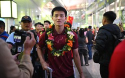 "Người hùng" U22 Việt Nam Thanh Nhàn về nước trong vòng tay người hâm mộ: "Đông quá ạ, thật sự rất tuyệt vời"