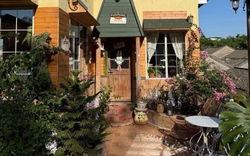 Cụ bà 70 tuổi thầm lặng sống trong căn nhà nhỏ: Tự chăm sóc bản thân, không làm gánh nặng cho con cháu