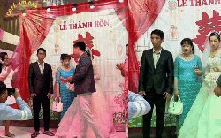 Bố vợ không nhận rượu mừng, con rể đạp đổ đám cưới