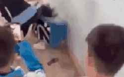 Nữ sinh lớp 7 bị bạn đánh ngay trong trường học