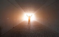 Vì sao con người nhìn thấy “đường hầm ánh sáng” khi cận tử? Khoa học có câu trả lời