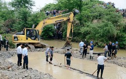 Phát hiện vật đen sì dài 30m dưới sông, 9 người dùng máy xúc trục vớt rồi bán với giá hơn 732 triệu đồng, vài tháng sau bất ngờ bị tòa án triệu tập