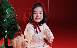 Ai đi qua cũng phải dừng lại ngắm Lisa nhà Khánh Thi - Phan Hiển, visual quá xinh yêu như thiên thần đón Noel!