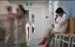 1 bác sĩ nói thẳng: 24 năm làm việc trong phòng chăm sóc đặc biệt, tôi thà nuôi dạy một đứa con "chậm phát triển" một chút