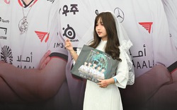 Gái xinh "Tê Con" chiếm sóng sự kiện T1 đến Việt Nam: Có cả fan nữ mặc váy cưới đu idol