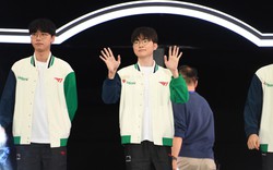 T1 chính thức xuất hiện trên sân khấu: Faker gây sốt với visual "đỉnh của đỉnh", điển trai đến mức đốn tim fan