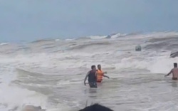 Huế: Livestream kêu gọi dân làng ra cứu nạn ngư dân bị lật thuyền