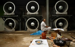 Được ví là "thủ đô ngạt thở", quốc gia này xây cả tháp lọc không khí khổng lồ ngoài trời mà vẫn không ăn thua