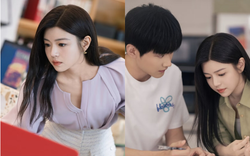 Nữ chính phim ngôn tình 42 tuổi vẫn xinh như búp bê, mặc đẹp đến nỗi gái trẻ phải cắp sách vở "học lỏm"