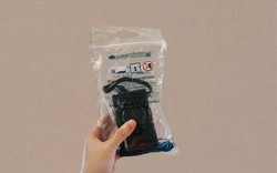 Vietnam Airlines phát 1 chiếc túi nhỏ để giữ an toàn, từ đó cô gái lúc nào cũng mang khư khư theo bên người