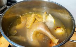 Bước làm thịt gà tưởng là sạch nhưng hoá ra ngược lại: Chuyên gia từ Mỹ đến Việt đều khuyên bỏ ngay