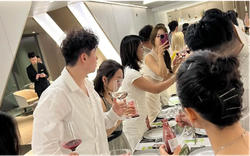 Thường cầm điện thoại theo 3 cách này là biểu hiện của EQ thấp, tuyệt đối tránh khi đi Tất niên công ty