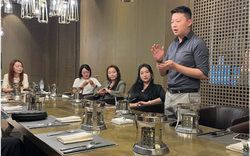 Đề nghị đường đột từ sếp của chồng trong tiệc Tất niên khiến tôi ngoài mặt ái ngại, bên trong mừng như "trúng số"