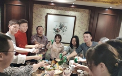 Shipper mở tiệc tân gia mời cả công ty, đến nơi tất cả chết lặng