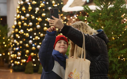 Cả thế giới xuống phố đón Giáng sinh: Khoảnh khắc ấm áp lan tỏa toàn cầu