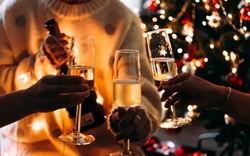 Sau một đêm Noel vui quá chén, điều cơ thể thật sự cần không phải là "xông hơi" - nhiều người vẫn đang làm sai