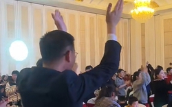 Nhân viên bốc trúng 360 ngày nghỉ phép có lương trong gala cuối năm: Sếp tái mặt yêu cầu thương lượng, kết quả ra sao?