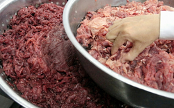 Kiểm tra hành chính 1 cơ sở, công an triệt phá đường dây sản xuất thịt bò giả từ thịt lợn, phân phối 600 kg mỗi ngày đến 75 quán ăn khắp thành phố