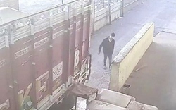 Cha lùi xe tải vô tình khiến con trai tử vong