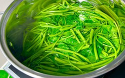 Có nên cho muối vào khi luộc rau?